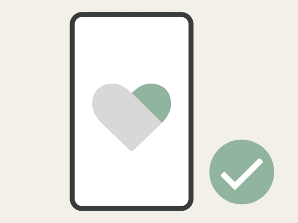 Abbildung eines Smartphones mit einem Herzsymbol; unten rechts ein grünes Häckchen