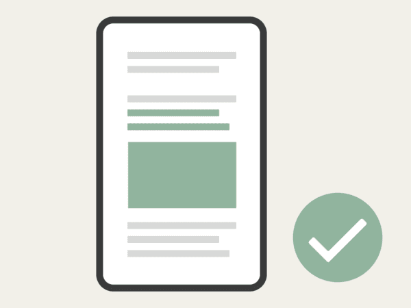 Abbildung eines Smartphones mit Textlinien und einem grünen Rechteck, das Inhalte darstellt; dazu unten rechts ein grünes Häkchen.