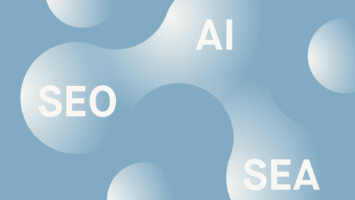 Schriftzüge SEO, SEA und AI vor einem abstrakten Hintergrund