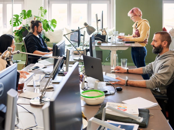 Mehrere Personen arbeiten fokussiert in einem modernen Büro