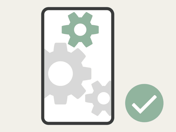 Abbildung eines Smartphones mit Zahnrädern; unten rechts ein grünes Häckchen.